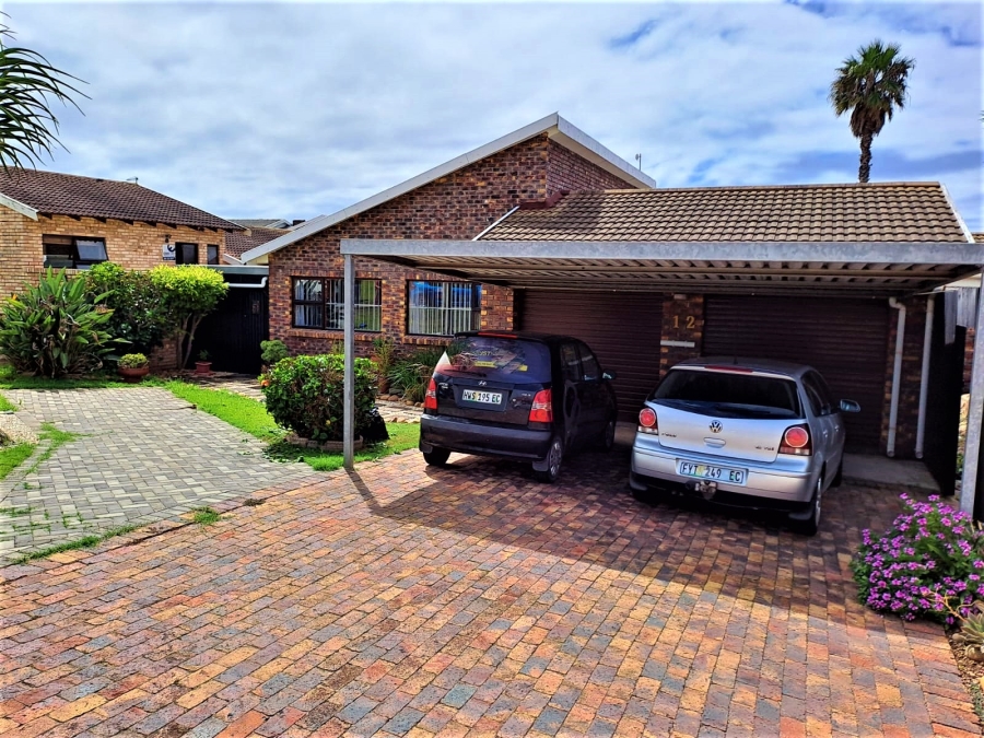 4 Bedroom Property for Sale in Wavecrest Eastern Cape
